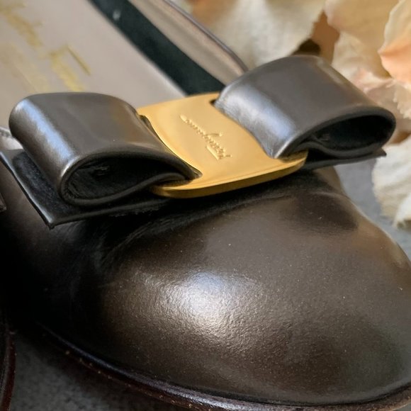 Ferragamo Vara Bow Pump - Picture 3 of 8